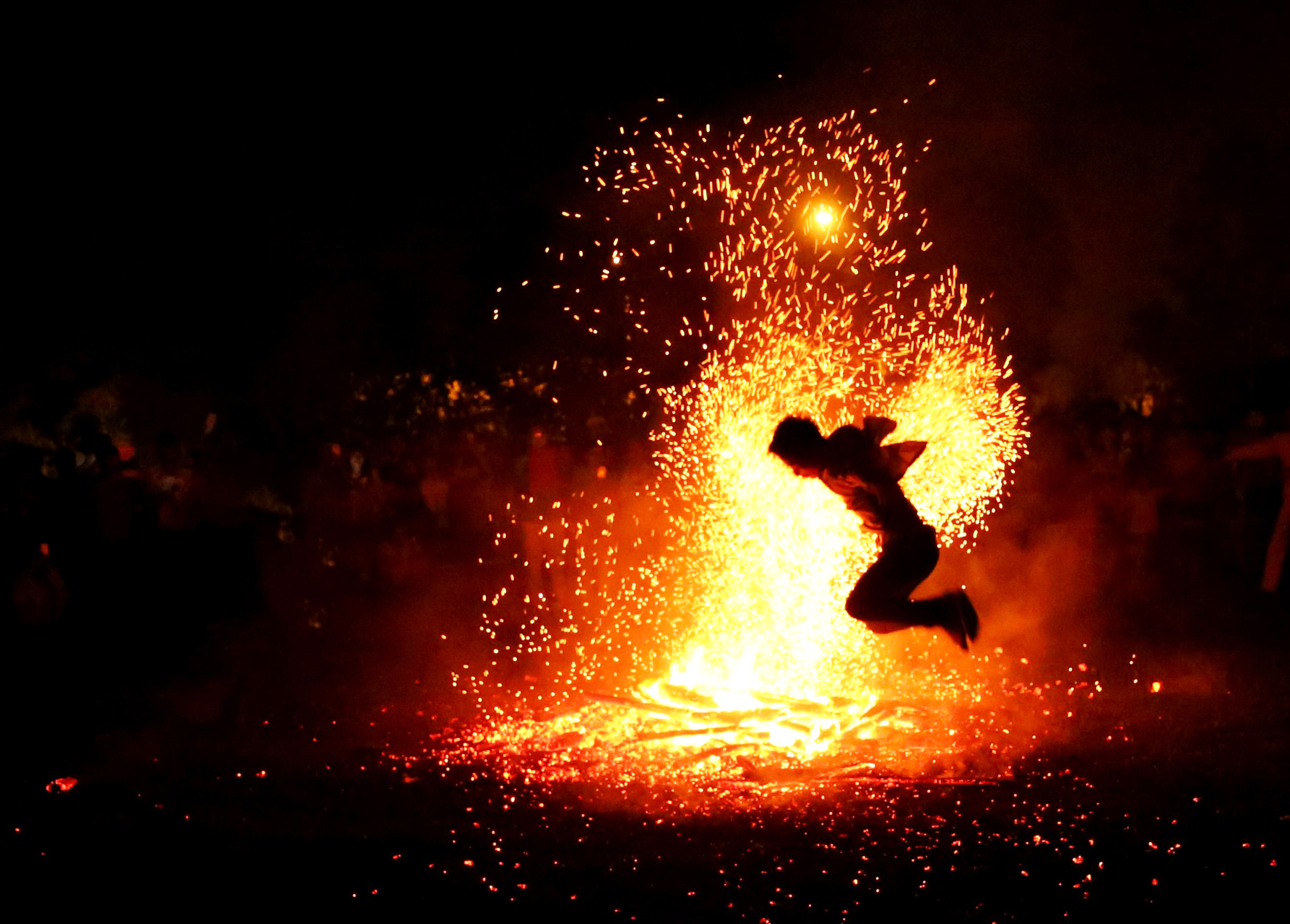 Lễ hội nhảy lửa của người Pà Thẻn